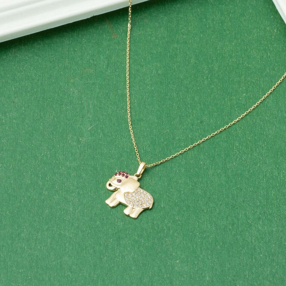Kırmızı Taş Detaylı Minimalist Altın Fil Kolye