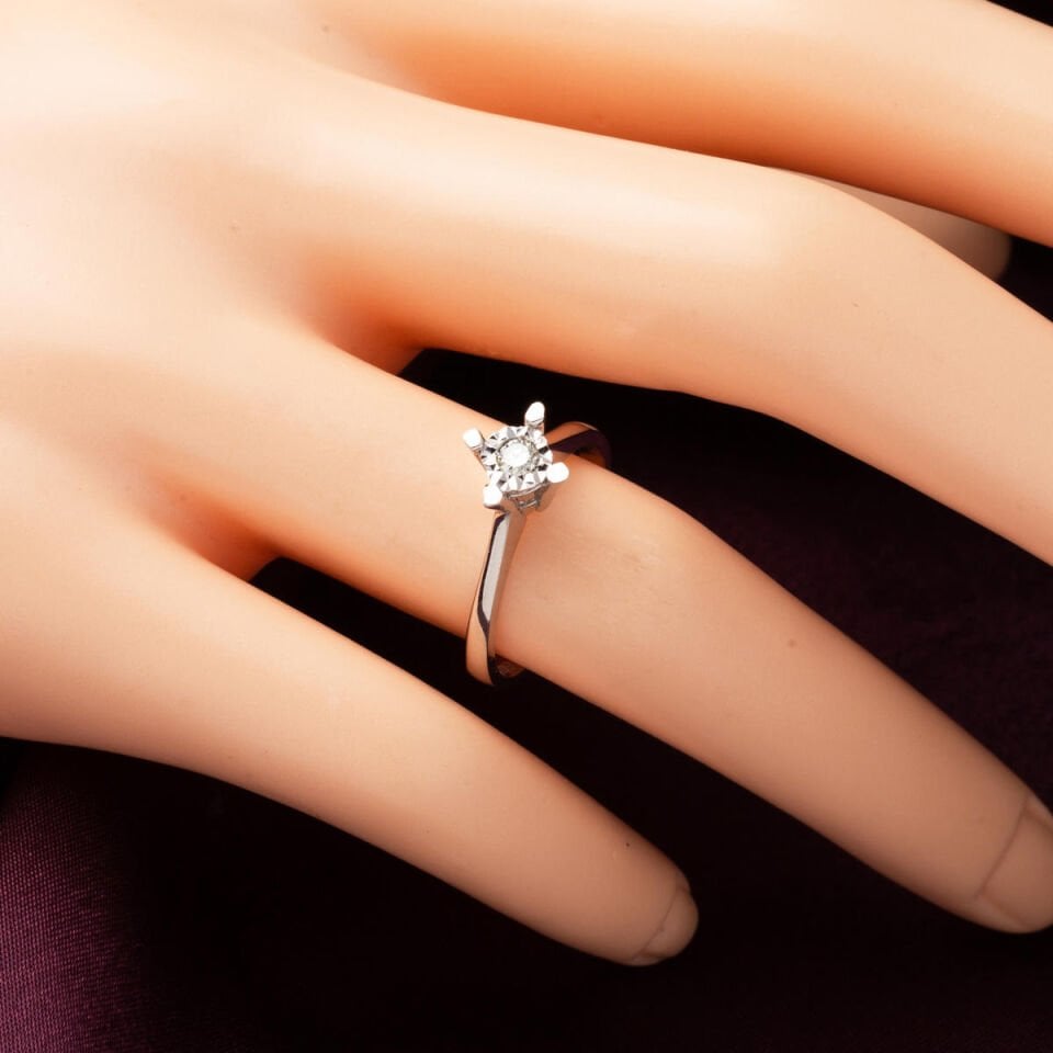 0,09 ct. Efekt Çapraz Montür Pırlanta Tektaş Yüzük