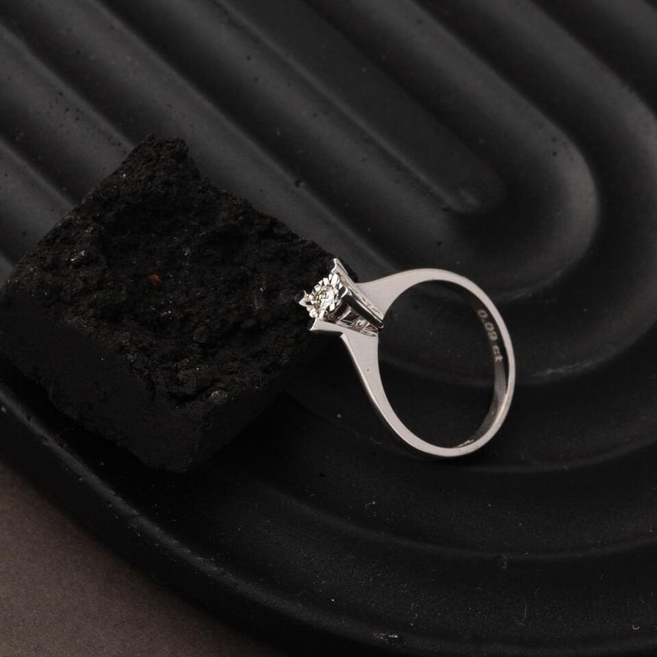 0,09 ct. Efekt Çapraz Montür Pırlanta Tektaş Yüzük