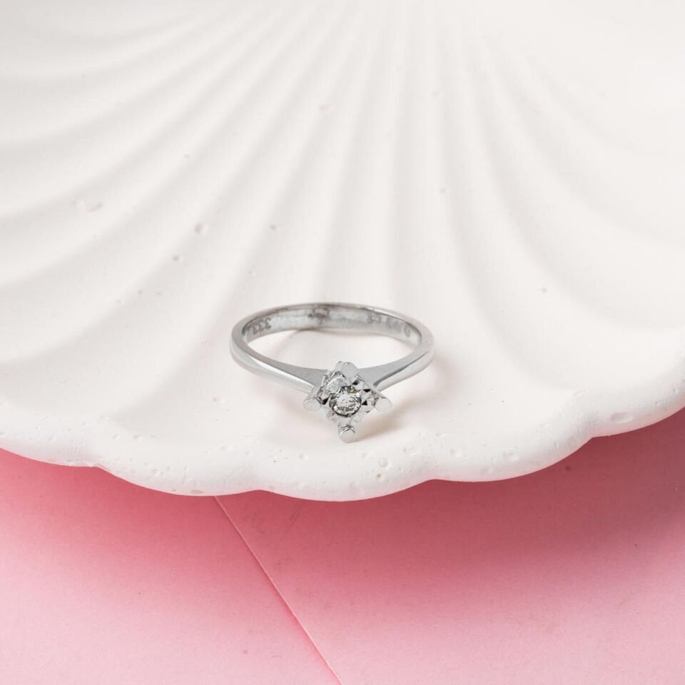 0,09 ct. Efekt Çapraz Montür Pırlanta Tektaş Yüzük