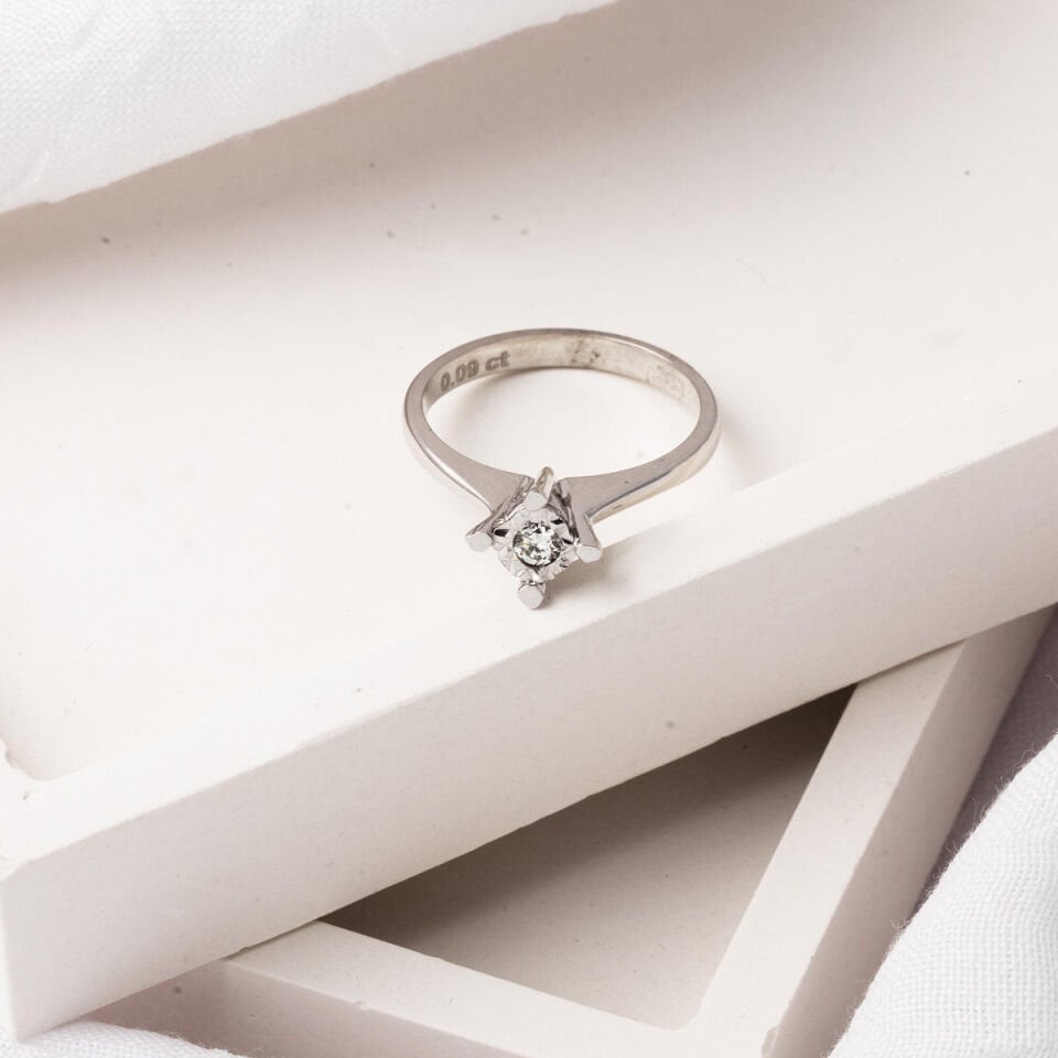 0,09 ct. Efekt Çapraz Montür Pırlanta Tektaş Yüzük