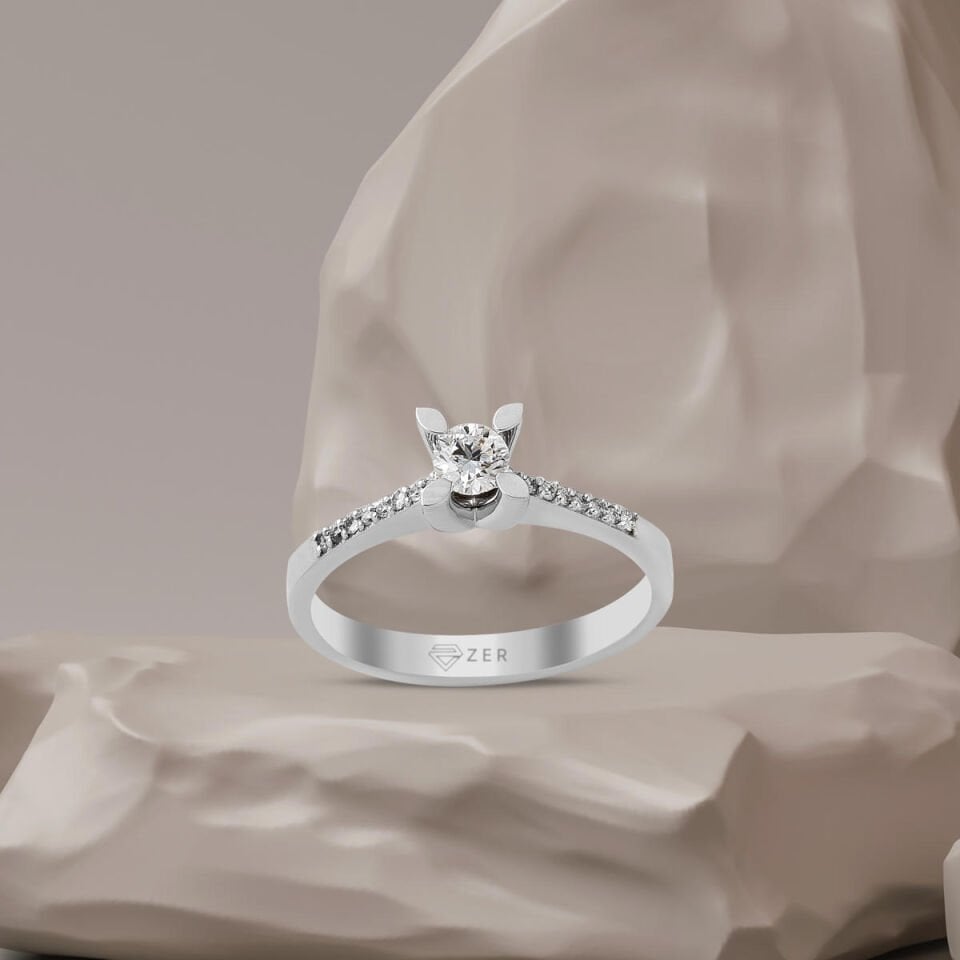 0,30 ct. Yan Taşlı Badem Tırnak Pırlanta Tektaş Yüzük