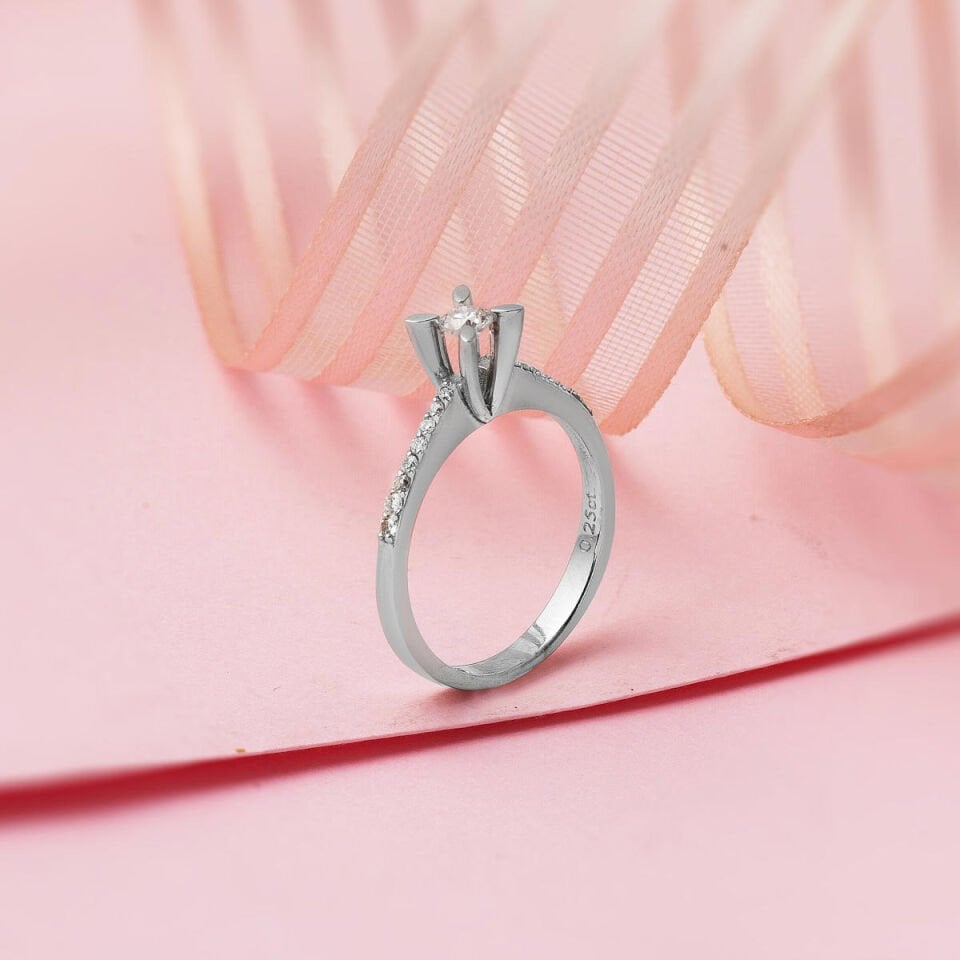 0,25 ct. Yan Taşlı Badem Tırnak Pırlanta Tektaş Yüzük