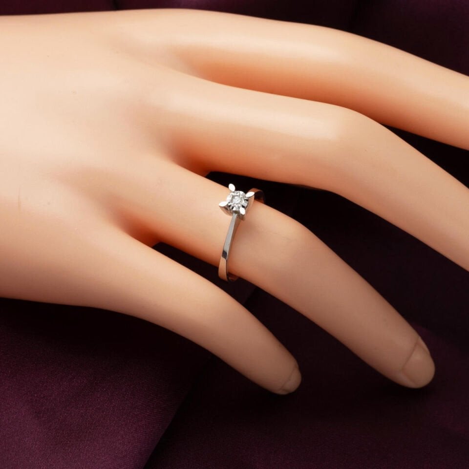 Badem Tırnak Efekt Tektaş Pırlanta Yüzük