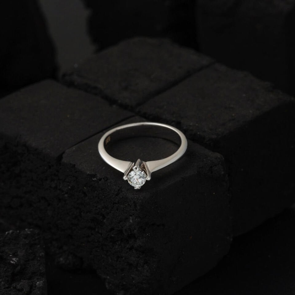 0,09 ct. Çapraz Montür Tektaş Pırlanta Yüzük