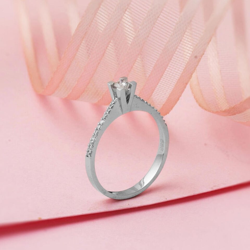 0,25 ct. Yan Taşlı Klasik Tektaş Pırlanta Yüzük