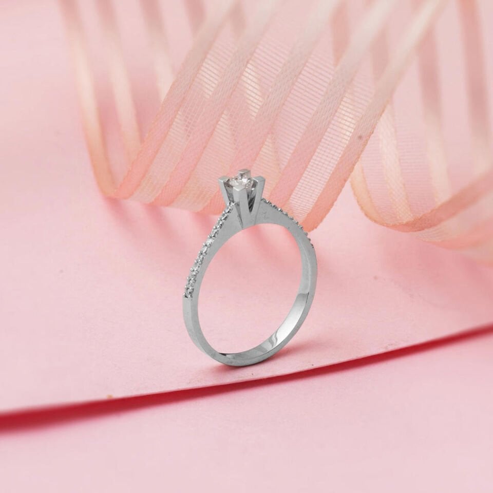 0,21 Karat Yan Taşlı Klasik Tektaş Pırlanta Yüzük