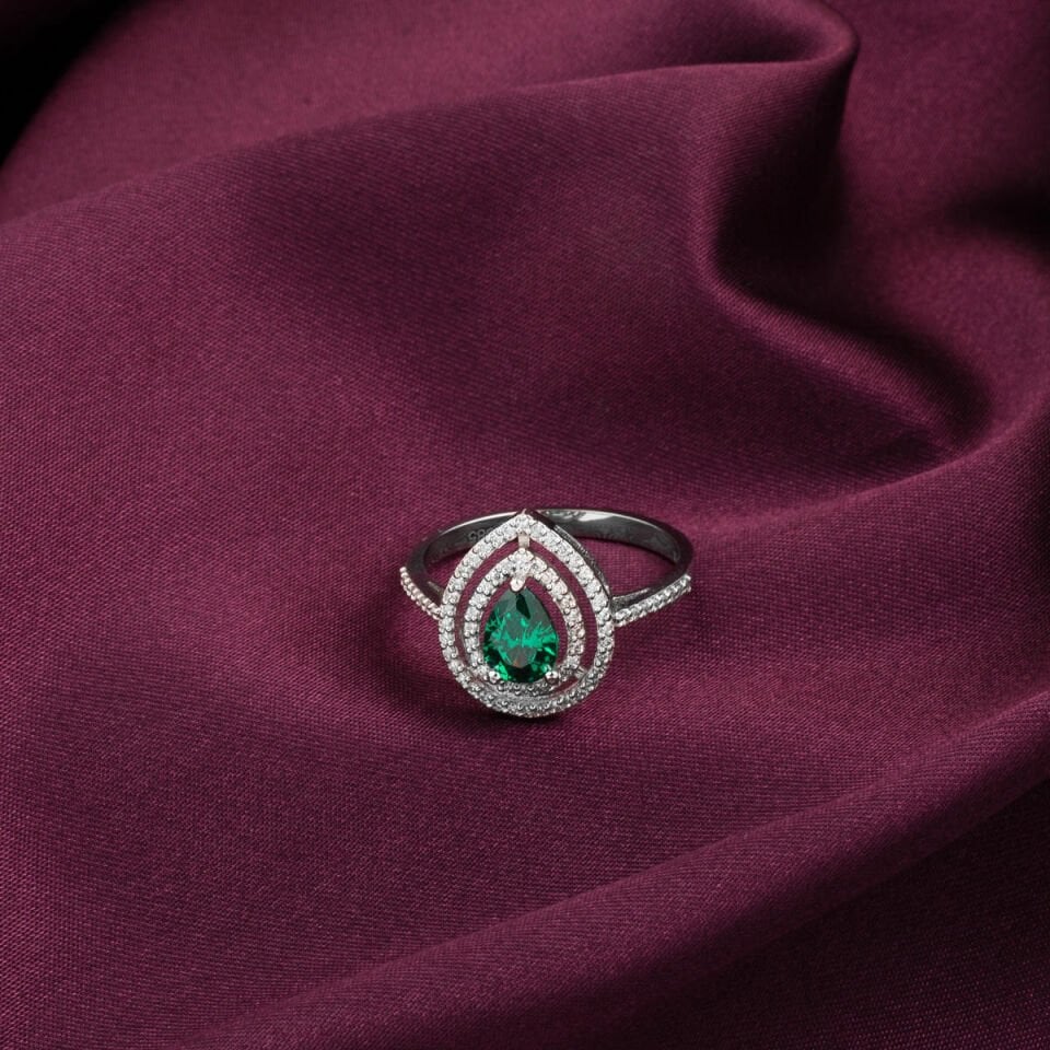 1 Karat Zümrüt ve 0,30 Karat Pırlantalı Yüzük