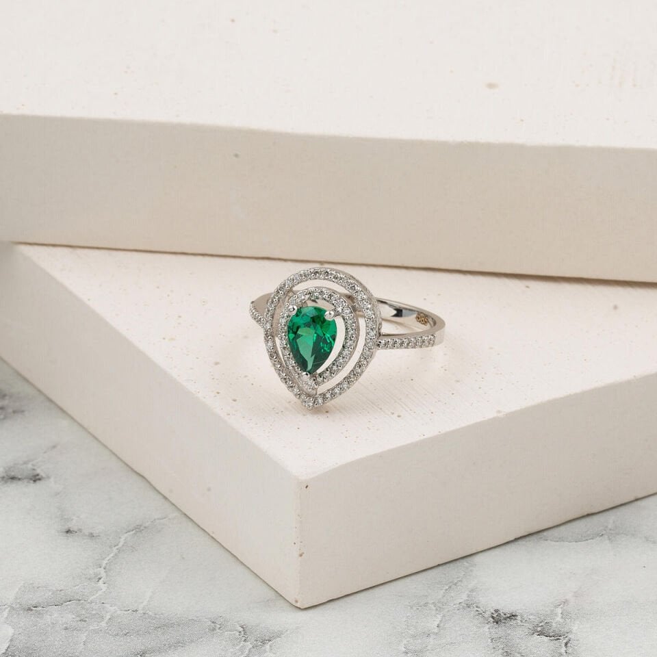 1 Karat Zümrüt ve 0,30 Karat Pırlantalı Yüzük