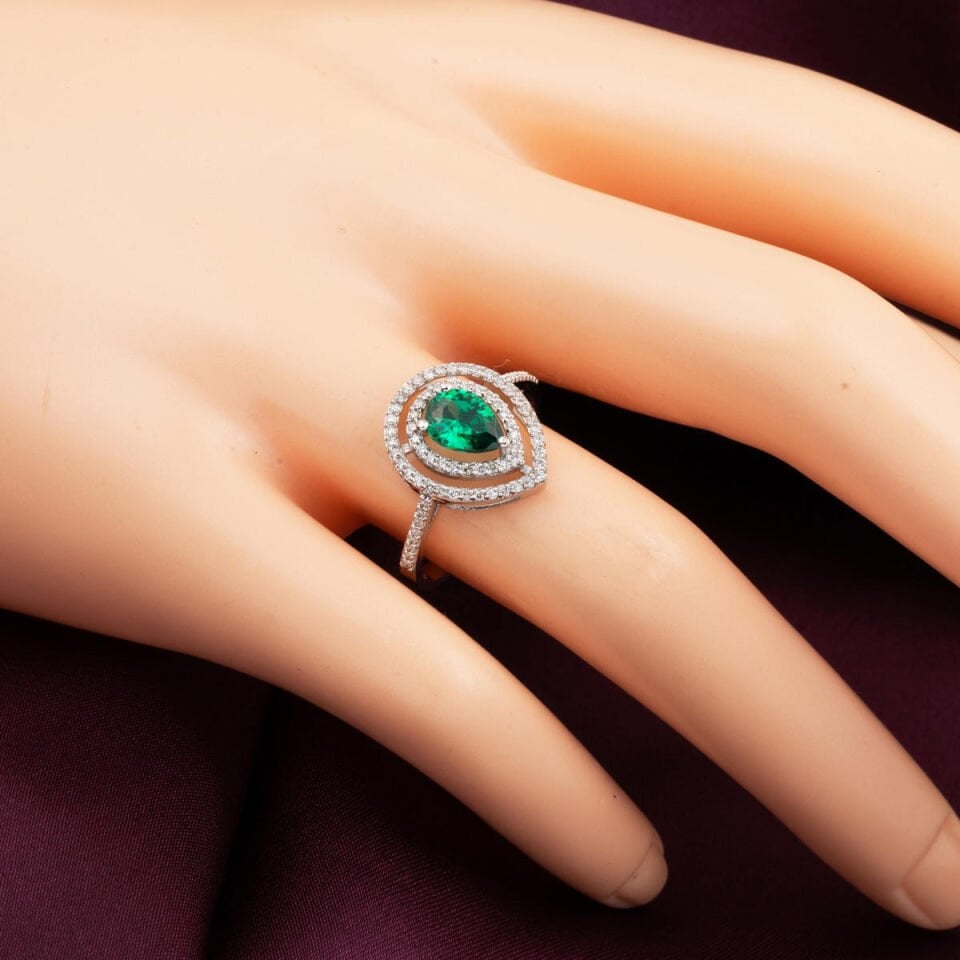 1 Karat Zümrüt ve 0,30 Karat Pırlantalı Yüzük