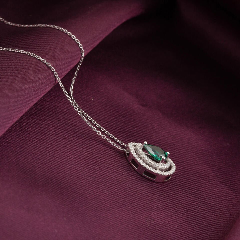 0,20 Karat Pırlantalı Zümrütlü Kolye