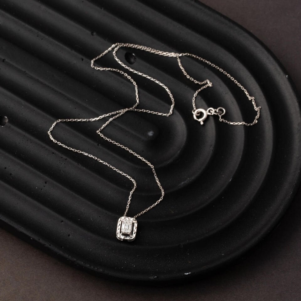 Efektli Baget Pırlanta Kolye