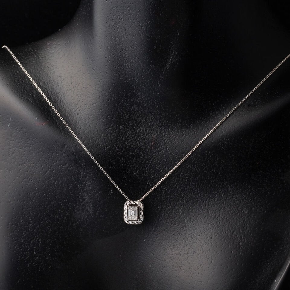 Efektli Baget Pırlanta Kolye