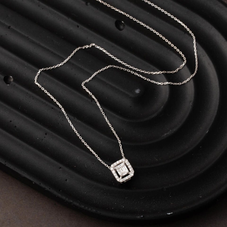 0,20 Karat Pırlanta Baget Kolye