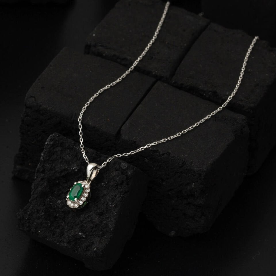 0,25 Karat Zümrüt ve 0,08 Karat Pırlanta Kolye