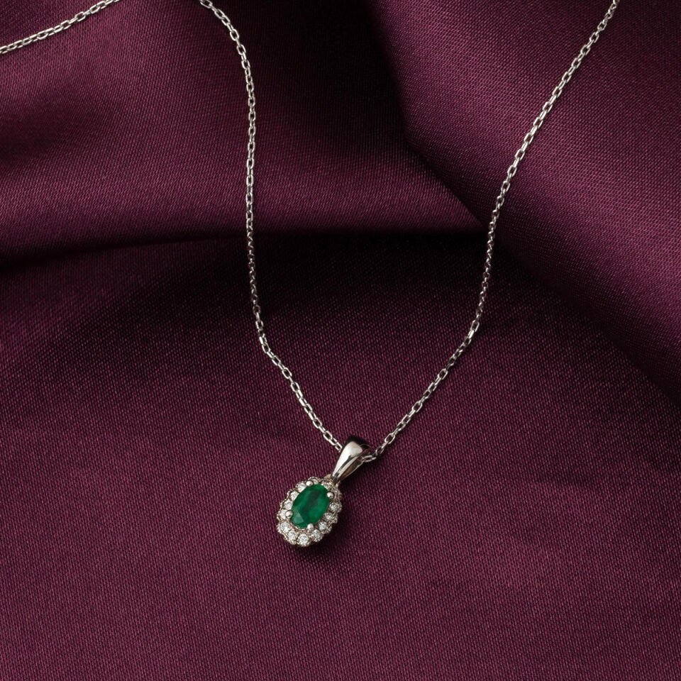 0,25 Karat Zümrüt ve 0,08 Karat Pırlanta Kolye