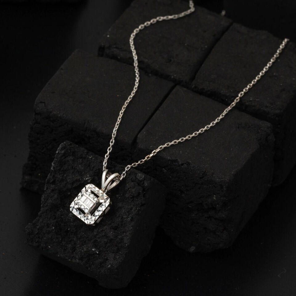 0,08 Karat Baget Kesim Pırlanta Kolye