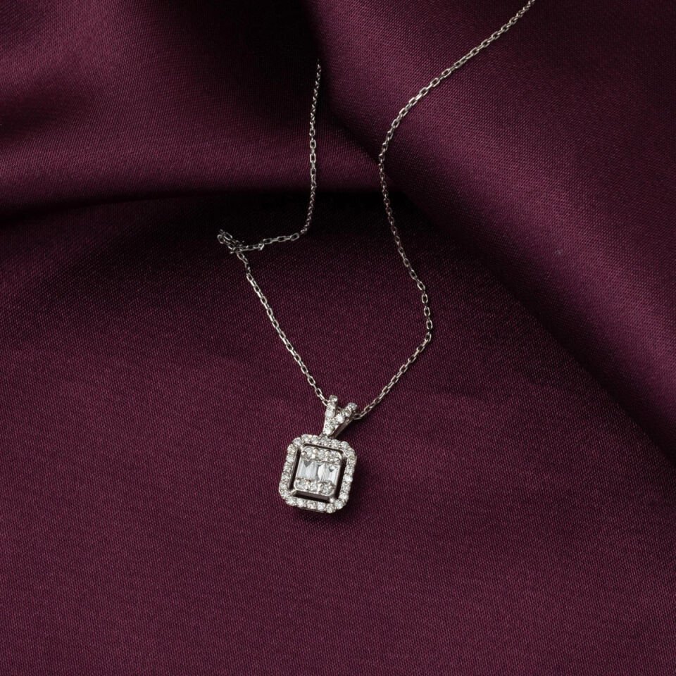 0,30 Karat Baget Kesim Pırlanta Kolye
