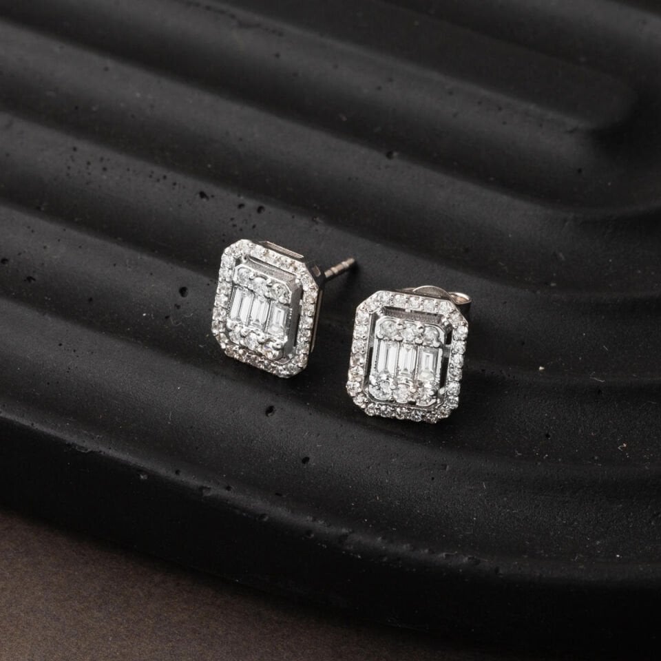 0,70 Karat Baget Pırlanta Küpe