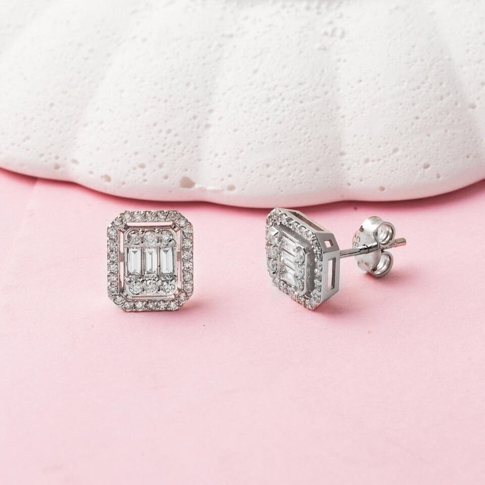 0,70 Karat Baget Pırlanta Küpe