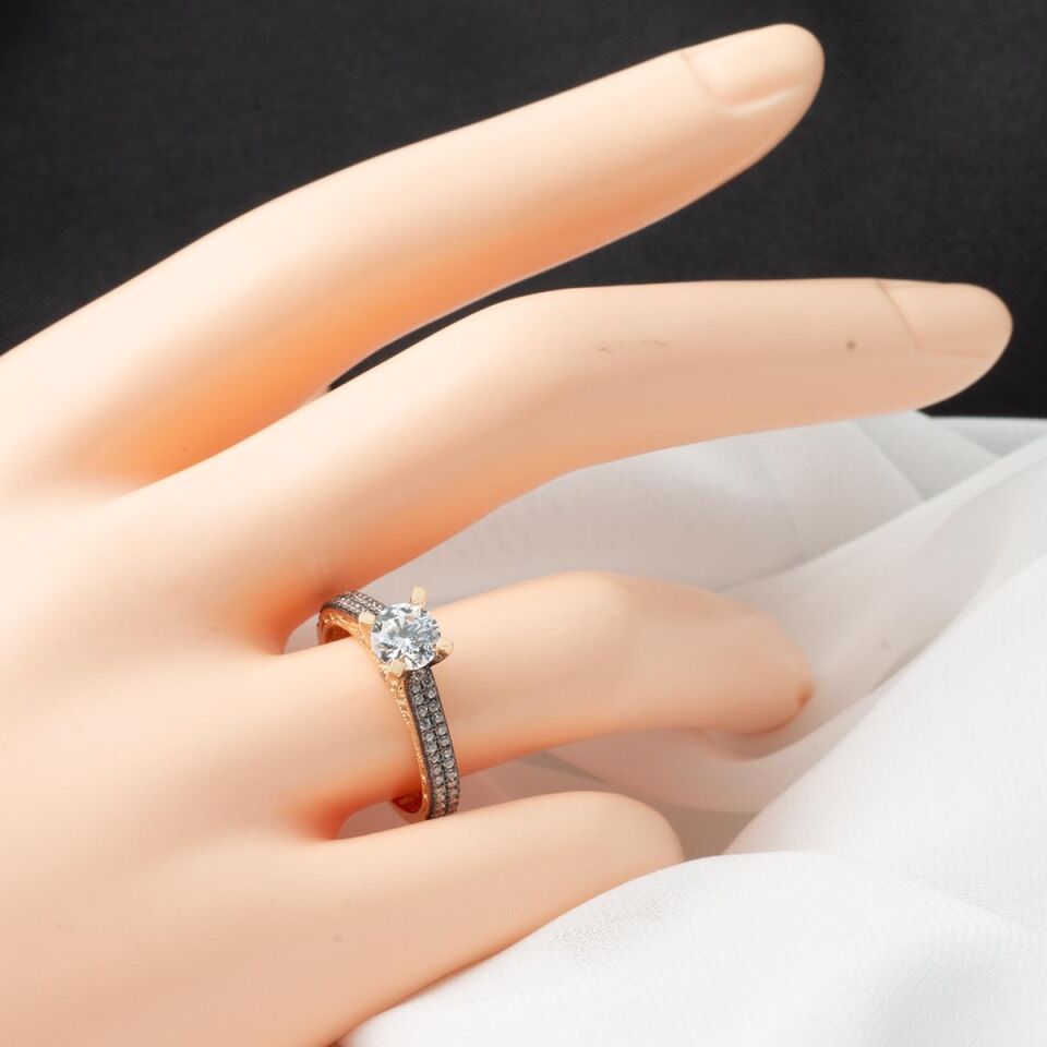 Elmas Montürlü Rose Altın Tektaş Yüzük