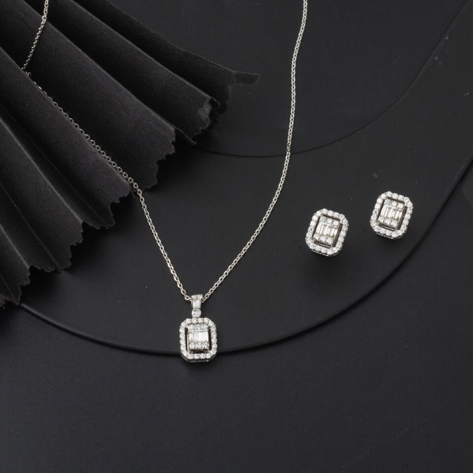 0,67 Karat Baget Pırlanta Kolye Küpe Set
