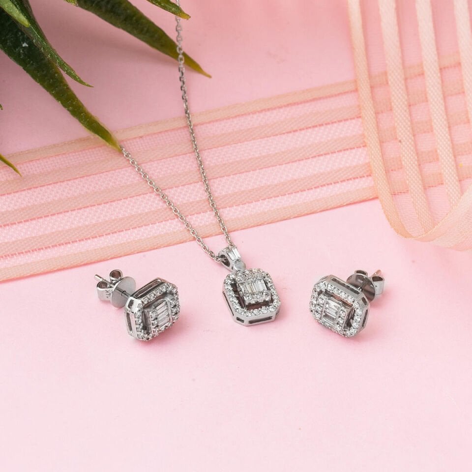 0,67 Karat Baget Pırlanta Kolye Küpe Set